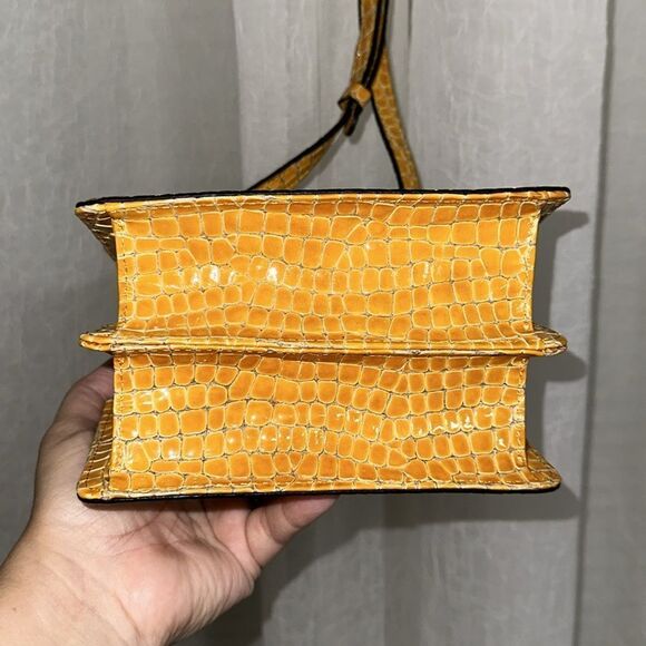 Marge Sherwood Gold Pebbled Croc Print Accordion Mini Handled Purse - Picture 11 of 16